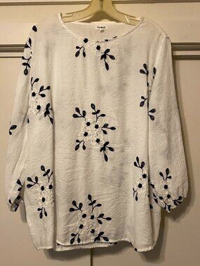 Kindred, Angel white blouse w/black & white embroidered flowers, size 3X